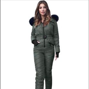 Onesie snowsuit/snowboarding suit green NWT